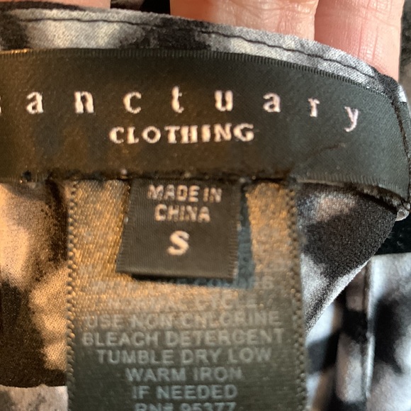 Sanctuary sleeveless top with crossover ( open)back detail size S - Picture 4 of 4